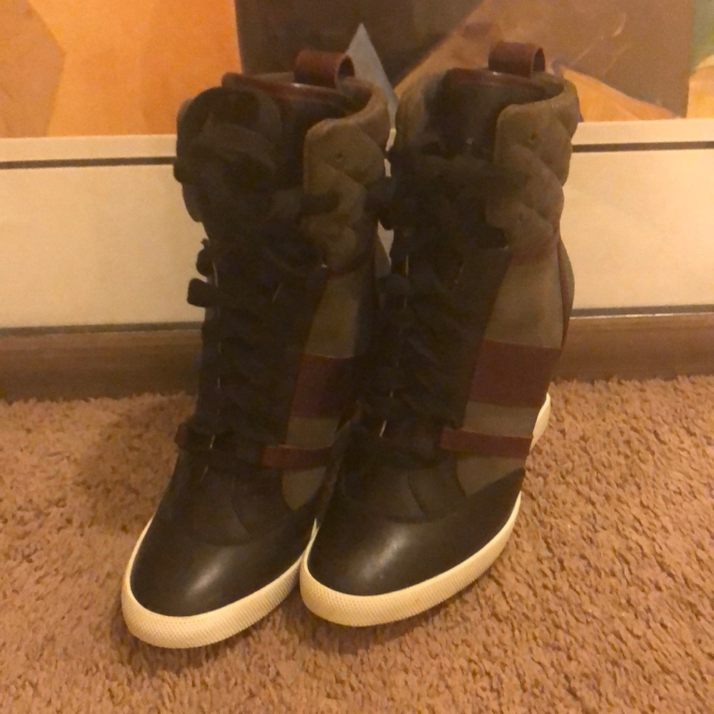 Chlo’e sneaker wedges- Must have